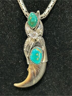 508077 Bear claw Royston Turquoise pendant